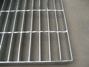 廠家專(zhuān)業(yè)生產(chǎn)各種規(guī)格鋼格板,鋼格柵,溝蓋板,踏步板,樹(shù)池蓋產(chǎn)品圖片,廠家專(zhuān)業(yè)生產(chǎn)各種規(guī)格鋼格板,鋼格柵,溝蓋板,踏步板,樹(shù)池蓋產(chǎn)品相冊(cè) - 安平縣朗順金屬絲網(wǎng)制品 - 九正